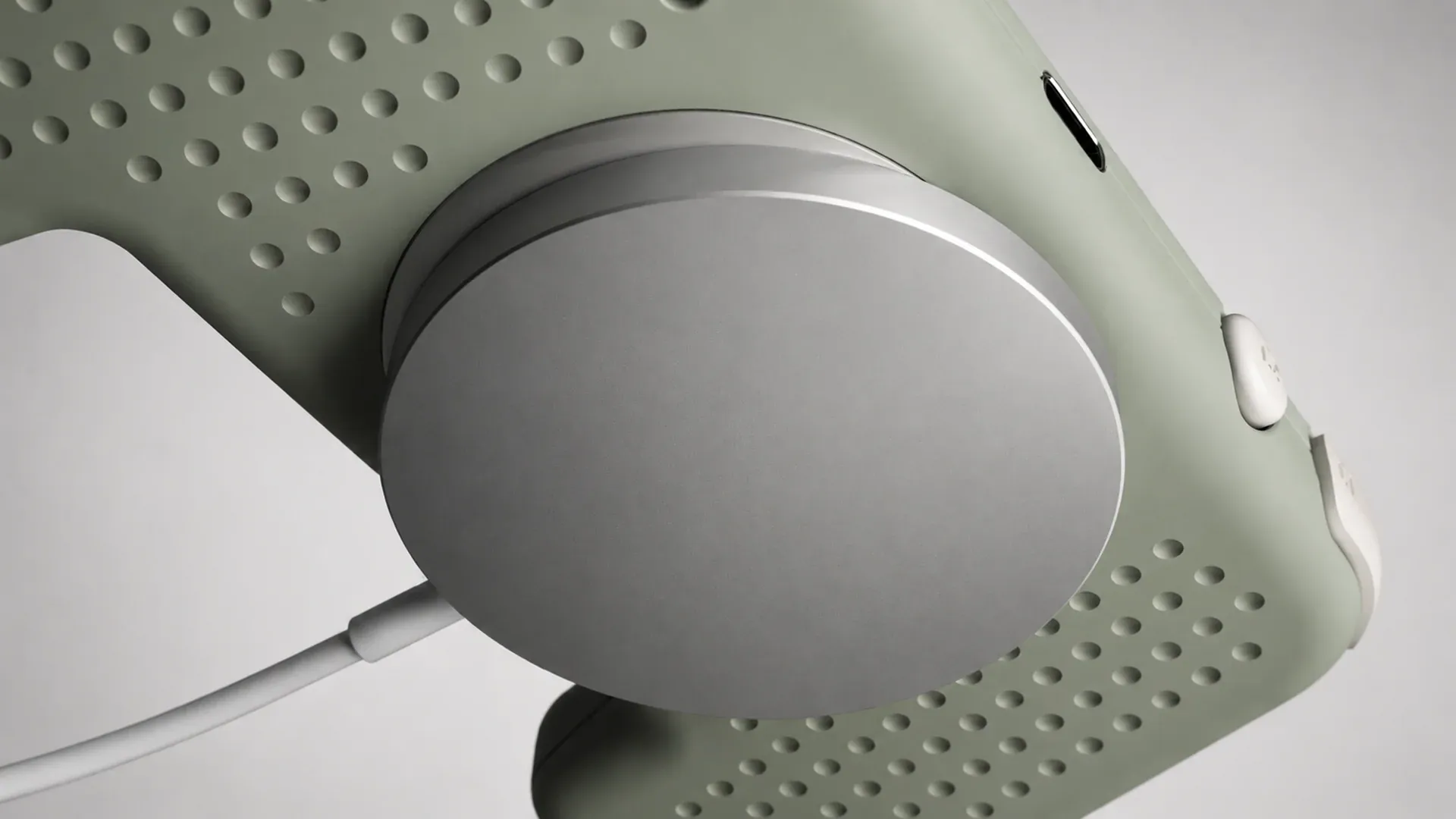 KiteGo controller rear charging and grip detail